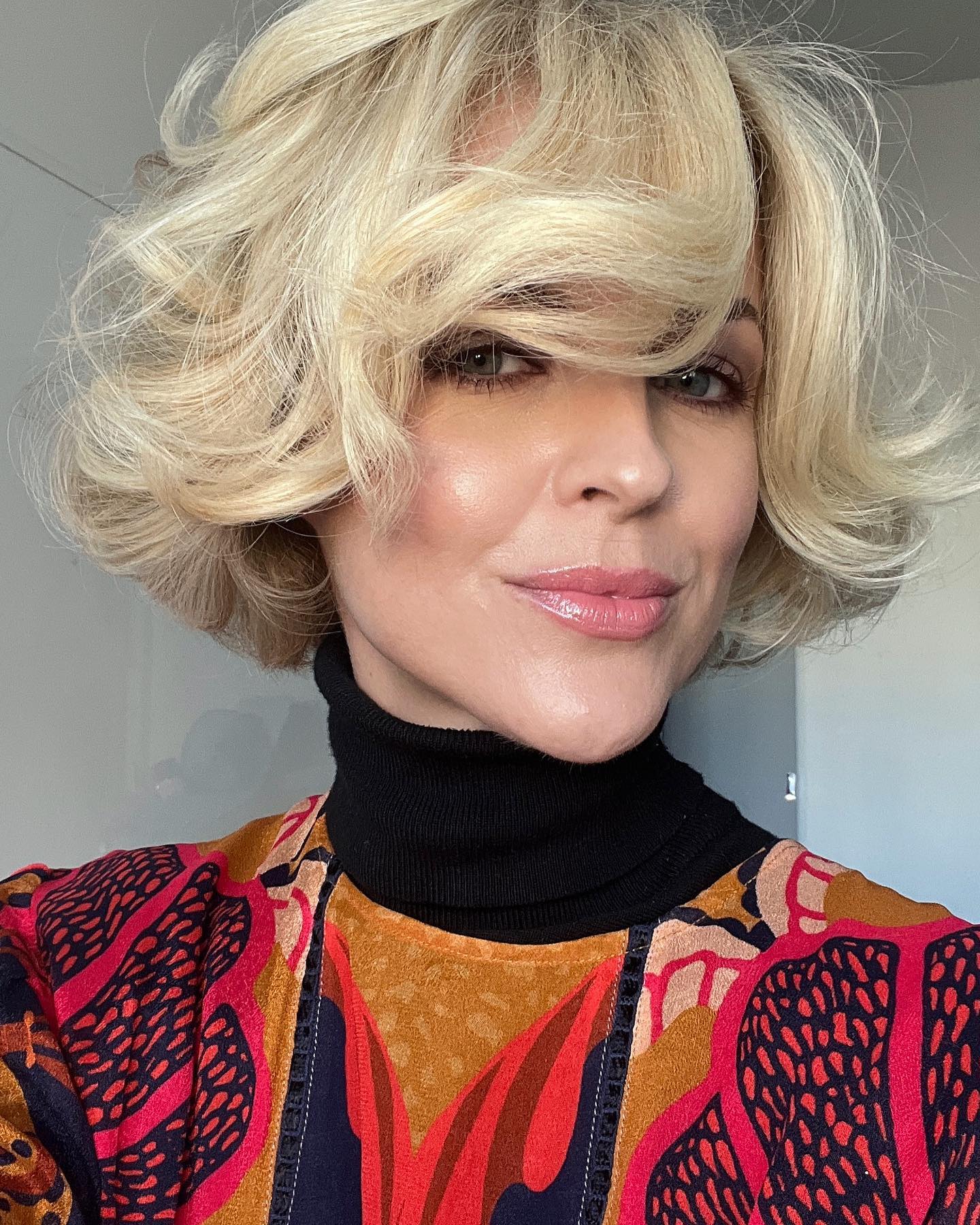 22. Effortless Voluminous Waves for a Chic Short-Hair Look