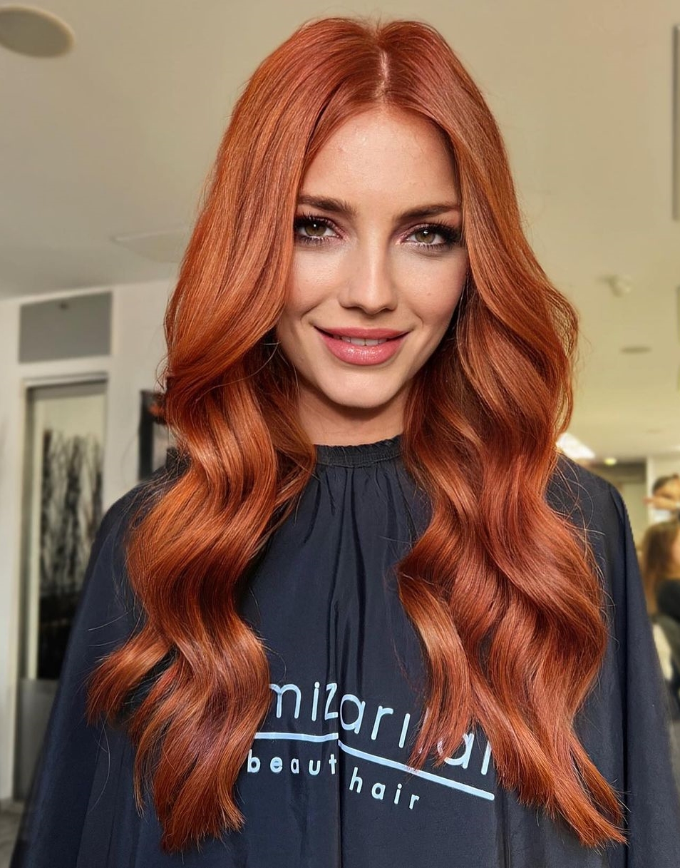 18. Radiant Ginger Waves That Inspire Confidence