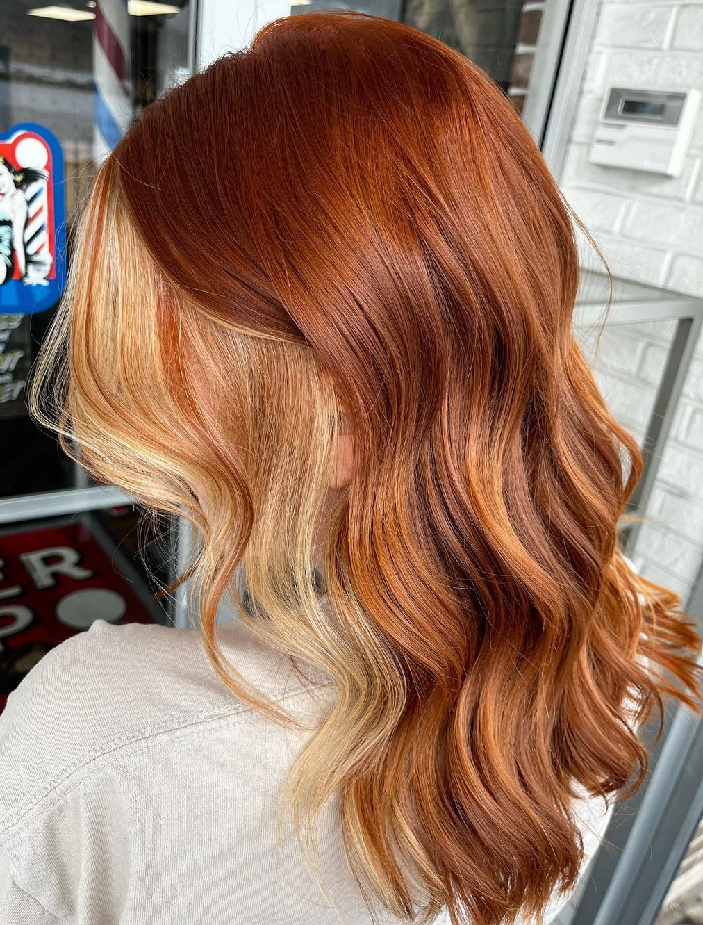 19. Radiant Blend of Ginger and Blonde Waves