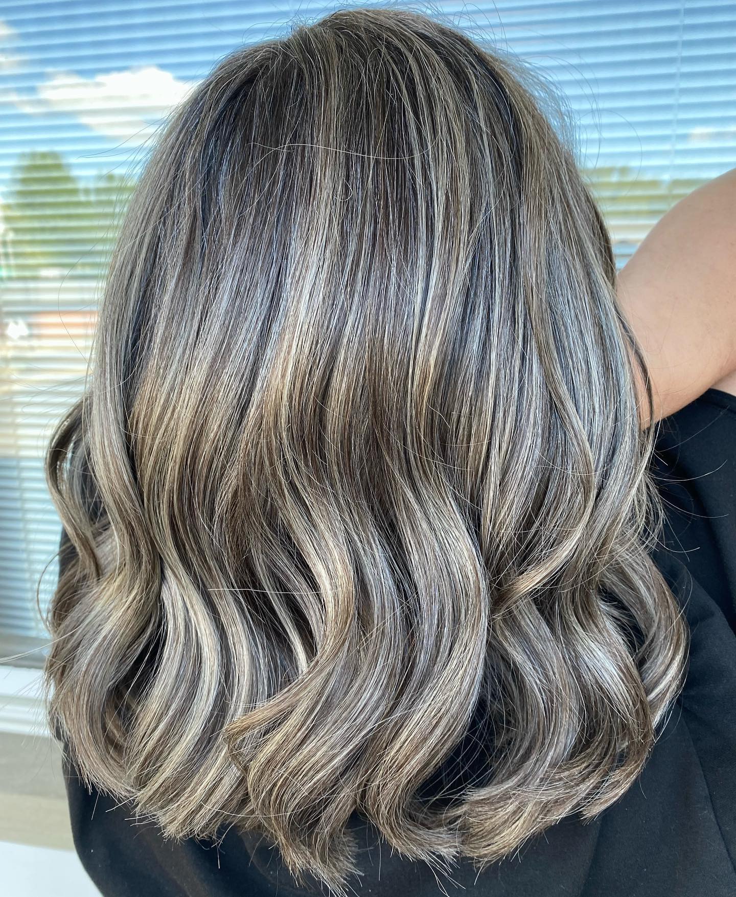 13. Effortless Waves with Cool-Toned Grey Highlights