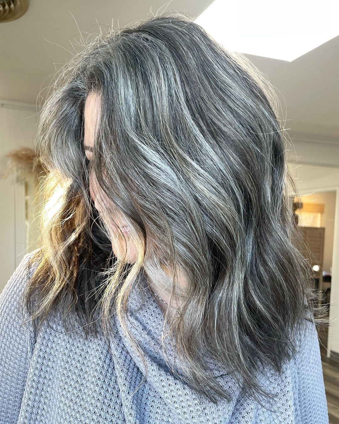 17. Effortlessly Blended Grey Waves for a Natural Glow